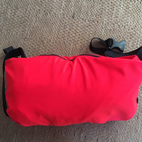 Red wind breaker - Picture 7 of 8